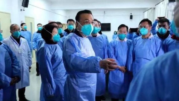Li Keqiang wearing a face mask with hospital staff
