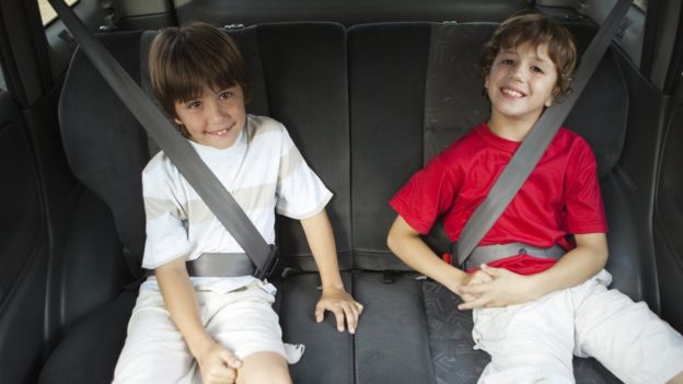 Niños con cinturón de seguridad en el carro