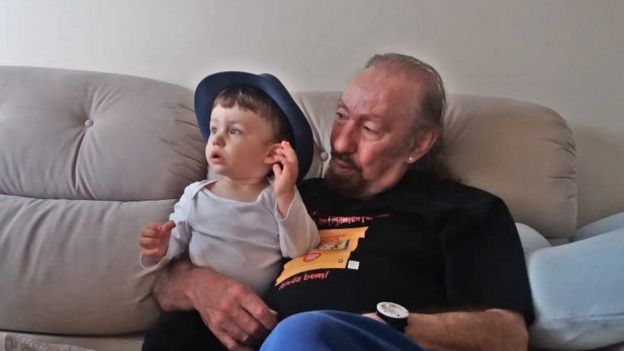 Ulisses Tavares e o neto de um ano e meio