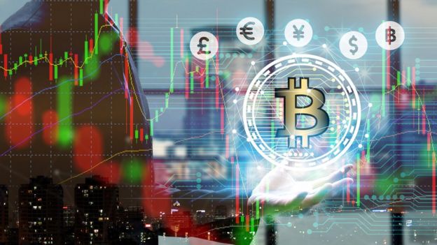 Imagen de moneda bitcoin en el mercado con un hombre en el reflejo