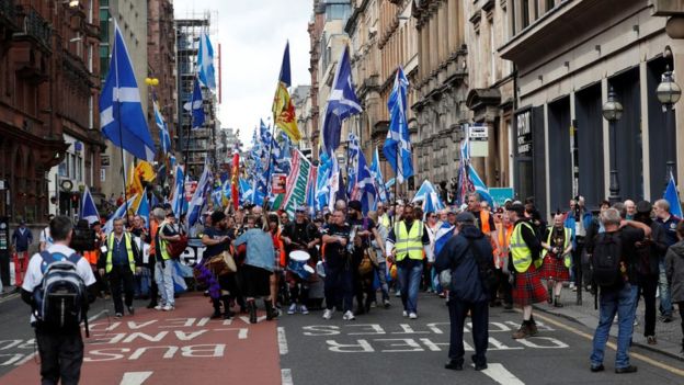 Thousands march in Glasgow in support of independence - BBC News