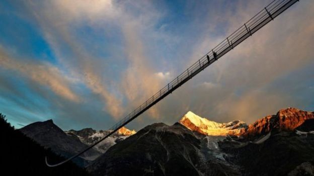 Daraja hilo lipo kati ya Zermatt na Grachen kusini mwa Switzerland.