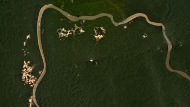 Imagem de satélite em março de 2020 mostra focos de garimpo no rio Uraricoera