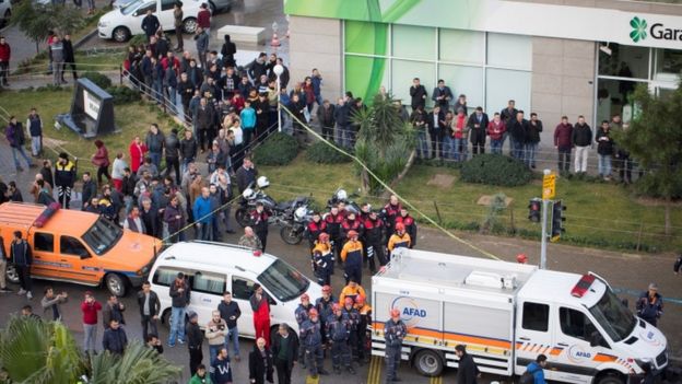 Ambulances attend the scene in Izmir, 5 Jan