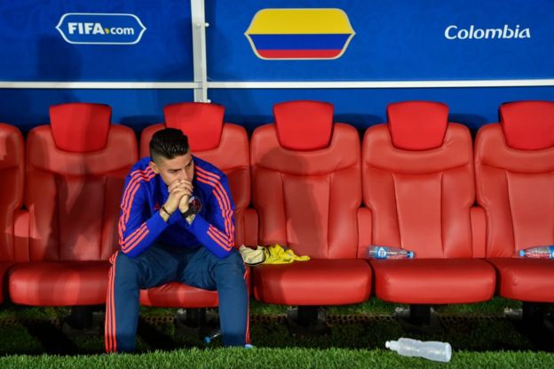 James Rodríguez completamente desolado en el banquillo colombiano del estadio Spartak.