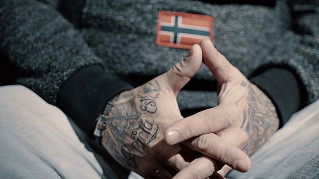 Las manos tatuadas de Javier García.