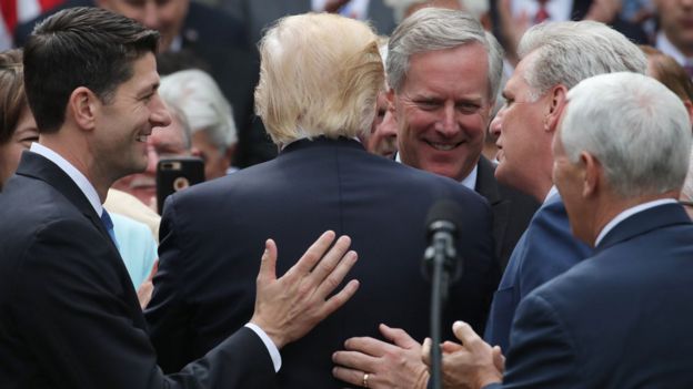 Trump junto a líderes republicanos.