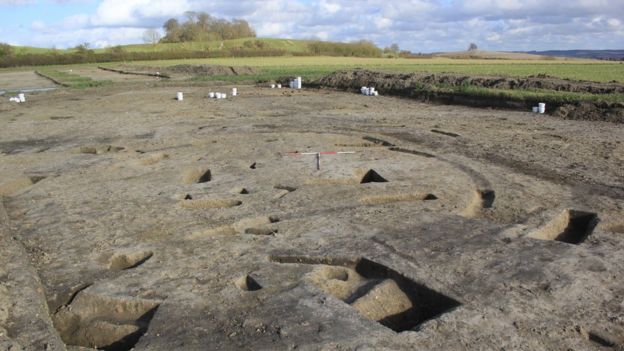 Wittenham Clumps artefacts on display for the first time - BBC News