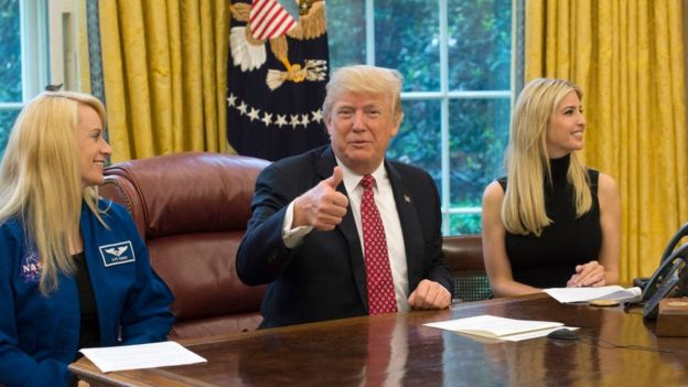 Дональд Трамп с дочерью, Иванкой, и астронавтом Кейт Роббинс в Белом доме
