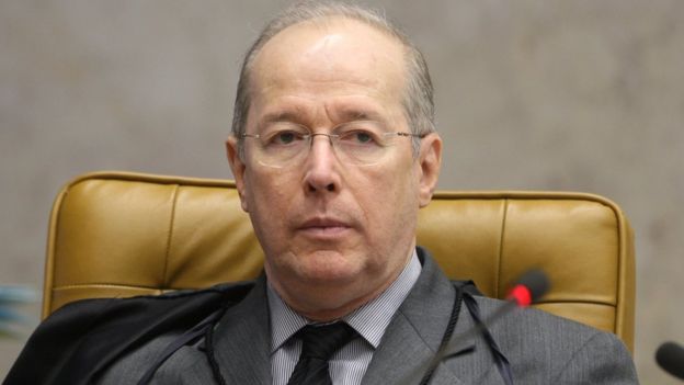 O ministro Celso de Mello com expressão neutra sentado na cadeira do Supremo Tribunal Federal