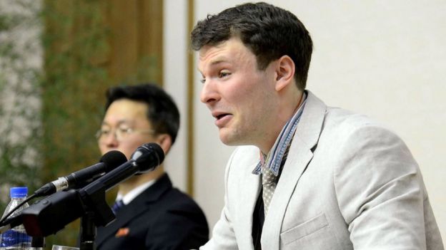 El estudiante estadounidense Otto Frederick Warmbier habla en una conferencia de prensa en Pyongyang.