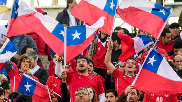 Hinchas chilenos con banderas