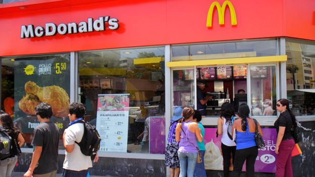 McDonald's: la indignación que causa en Perú la muerte de dos jóvenes empleados de la cadena de hamburguesas 3 McDonald's en Perú