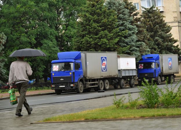 Рефрижератори, до яких прикріплена медична атрибутика. Волонтери кажуть, що вони використовуються для перевезення тіл загиблих. Архів, Луганськ 2014 рік