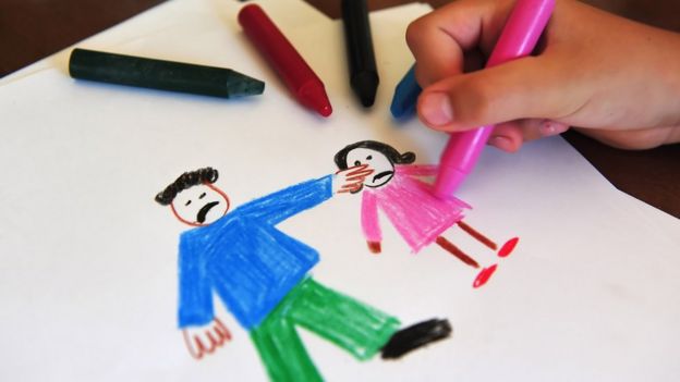 Imagem mostra um desenho infantil de um homem com a mão no rosto de uma criança