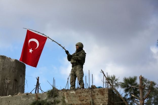 Burseya Dağı'nda bayrak çeken bir Türk askeri