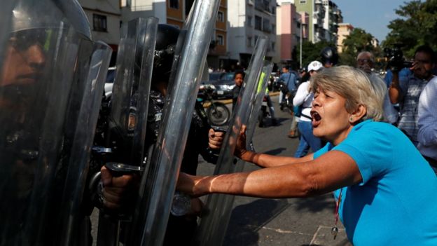 Opposition supporters clash with police in a rally against Venezuelan President Nicolas Maduro's government in Caracas, Venezuela March 9, 2019