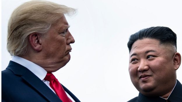 கொரோனா அச்சத்தில் உலகம், இரண்டு ஏவுகணைகளை சோதனை செய்த கிம் ஜோங் உன்