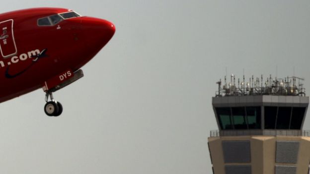 Avión con torre de control