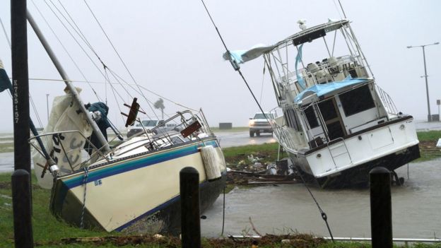 La potencia de Harvey también arrastró barcos y lanchas lejos de sus embarcaderos.