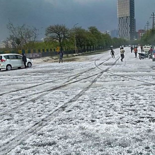 দিল্লিতে তুষারপাত হয় না, তাই এ দৃশ্য নগরবাসীর চোখে নতুন