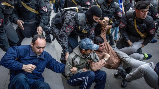 Polis tarafından kaldırılan oturma eylemcileri