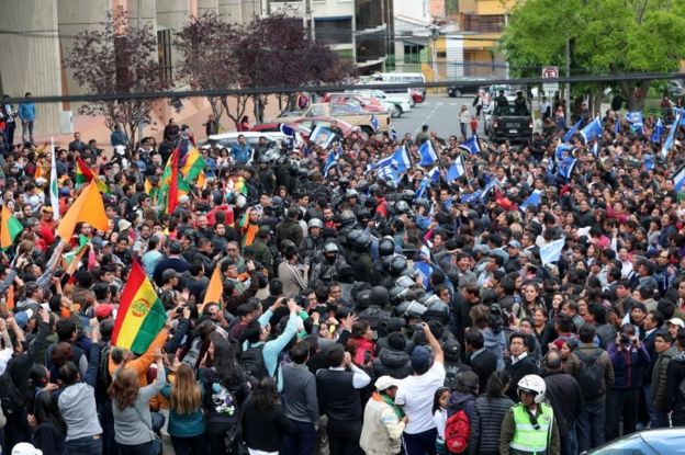 Bolivya'da düzenlenen devlet başkanlığı seçimlerinin sonuçları beklenirken iki güçlü aday Morales ve Mesa'nın taraftarları birbiriyle çatıştı