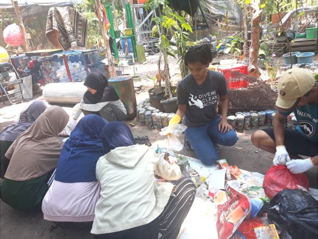 Tak hanya membersihkan laut sambil menyelam, organisasi bentukan Tenia juga mengajari warga cara memilah sampah.