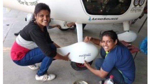 பெண்களின் உரிமைக்காக உலகம் முழுவதும் பறக்கும் இந்தியப் இரண்டு இளம் பெண்கள்