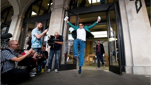 Jamael Ahmed, ilk iPhone 6'yı Apple Covent Garden'ın 2014'teki açılış etkinliğinde satın aldı.