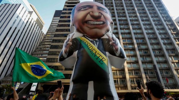 Muñeco inflable de Bolsonaro en manifestación a su favor
