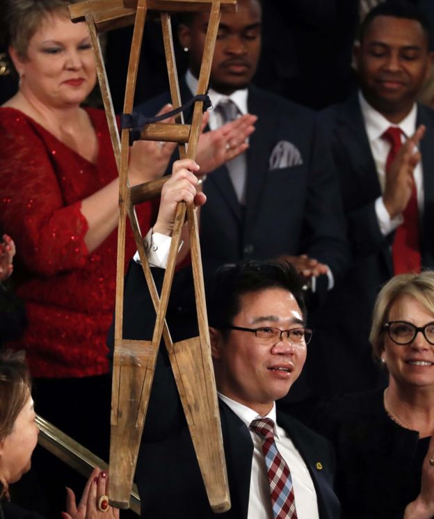 Ji Seong-ho enarbola sus muletas al ser reconocido en el discurso del Estado de la Unión.