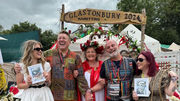 Glastonbury: Couple Declare Love At Hand-tying Festival - BBC News