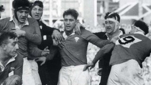 Courtenay Meredith (centre) holds back New Zealand forwards in 1953