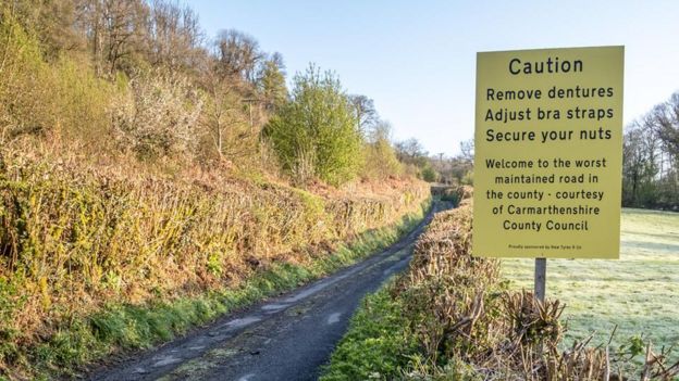 Carmarthenshire: Drivers warned of potholes with funny sign - BBC News