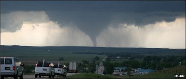 Researchers embark on 'unprecedented' tornado study - BBC News