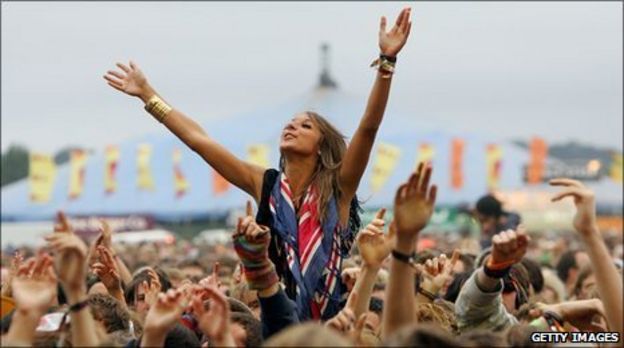 Cash to be axed from UK festivals - BBC News