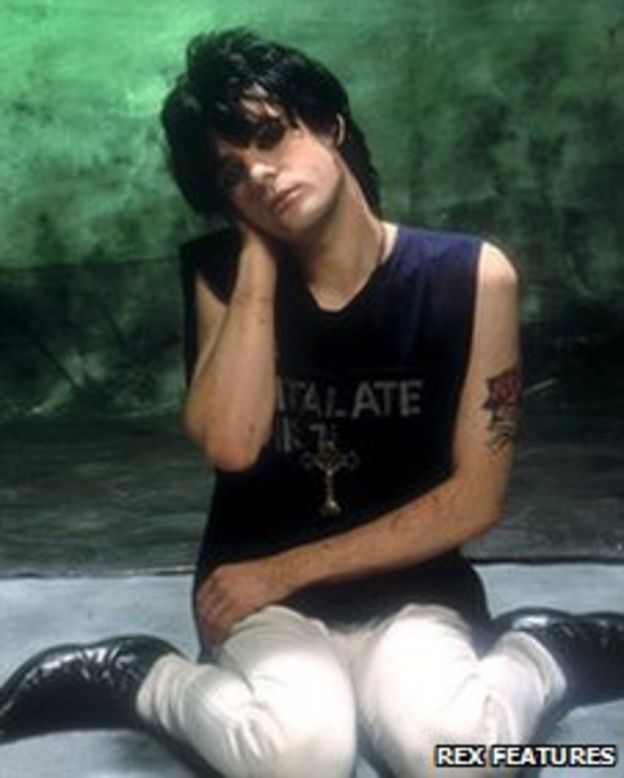 Why novelise the mystery of the Manic Street Preachers? - BBC News