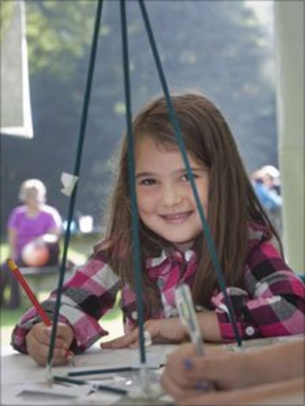 Laser lights up Denbighshire ruin's 200th anniversary BBC News