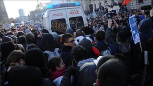Protesters bailed after London student fees demo - BBC News
