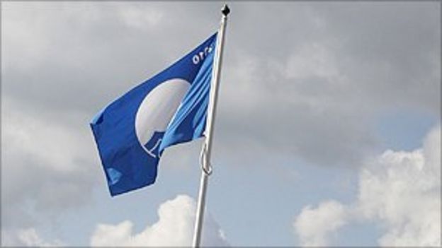 Two Southend-on-Sea beaches lose Blue Flag status - BBC News