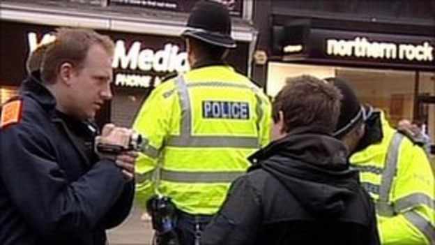 Riots: Quieter night in Leicester despite 19 arrests - BBC News