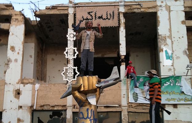 Fist statue in Bab al-Aziziya compound, Tripoli, 23 Aug