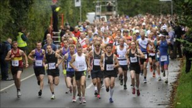 Eden Project marathon attracts hundreds of runners - BBC News
