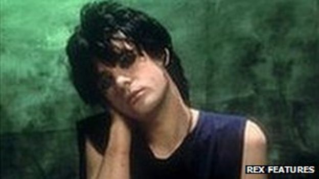 Manic Street Preachers break to 'reinvent' themselves - BBC News