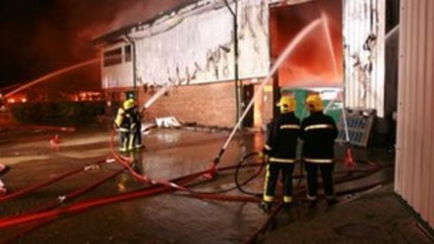 Crews tackle fire at a Southampton business park - BBC News