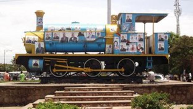 Waiting in vain for a train in DR Congo - BBC News