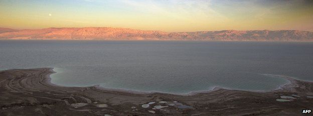 Dead Sea drying: A new low-point for Earth - BBC News
