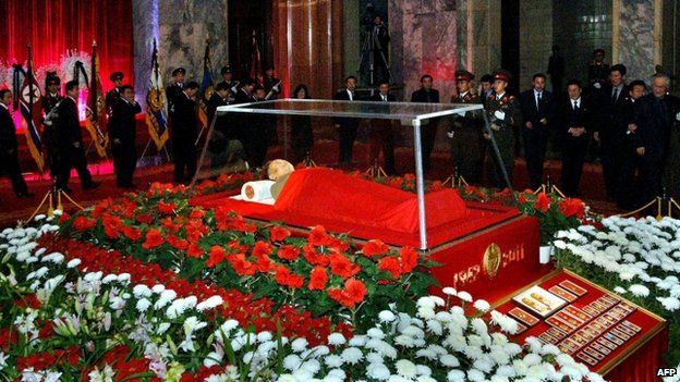 Kim Jong-il lies in state at the Kumsusan Memorial Palace