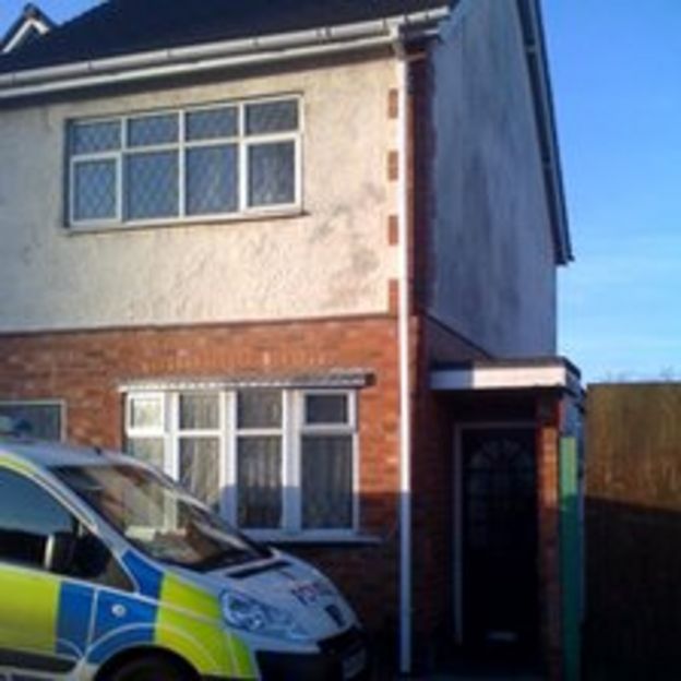 Man dies and woman in hospital after Darlaston fire - BBC News